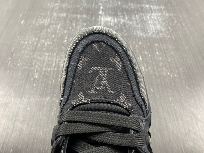 LOU1VTON trainer (EU47)
