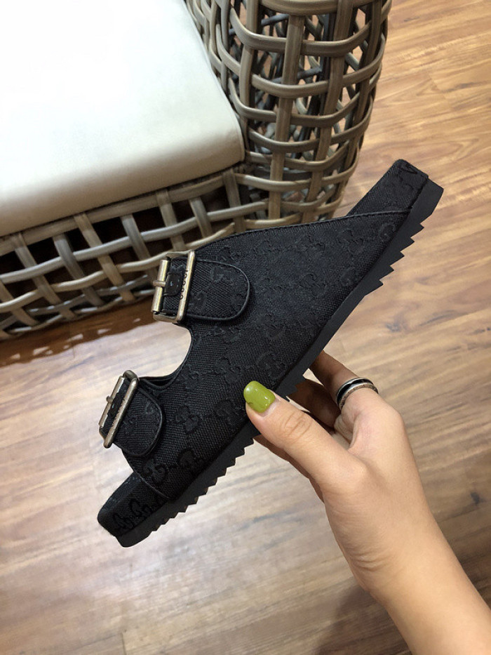 G*u*i sandals