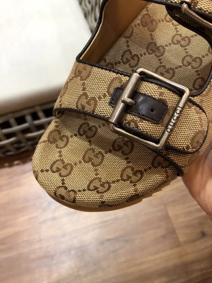 G*u*i sandals