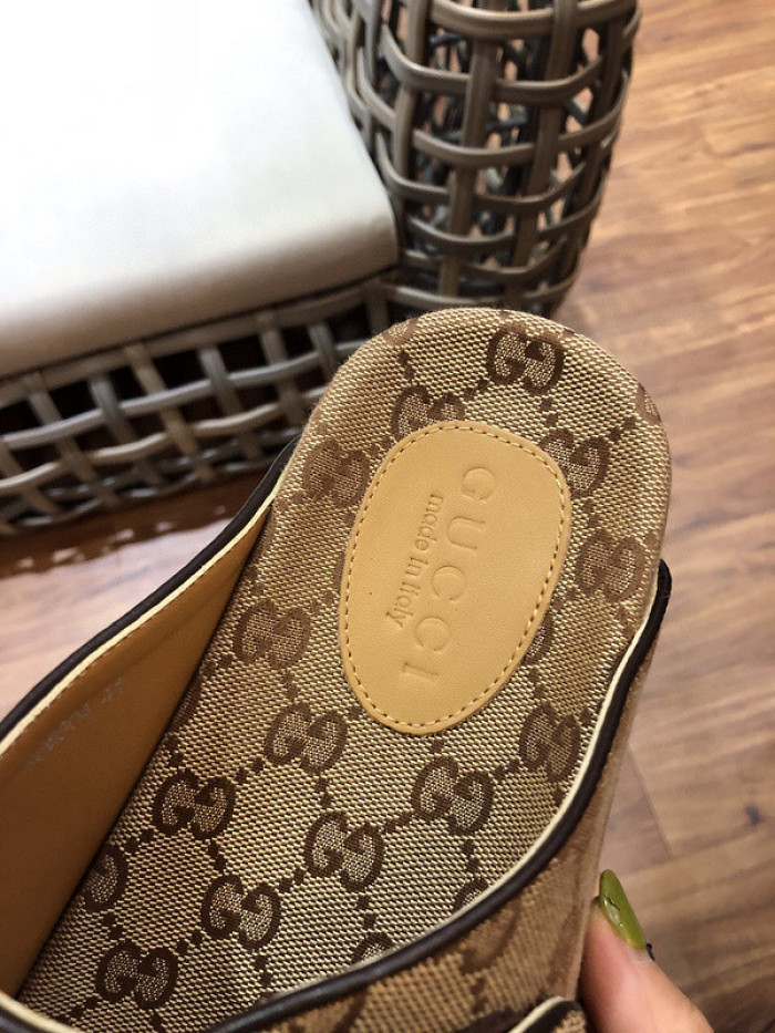 G*u*i sandals