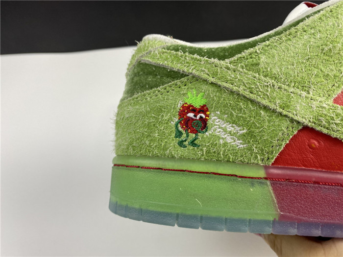 nike sb dunk low strawberry cough cw7093-601
