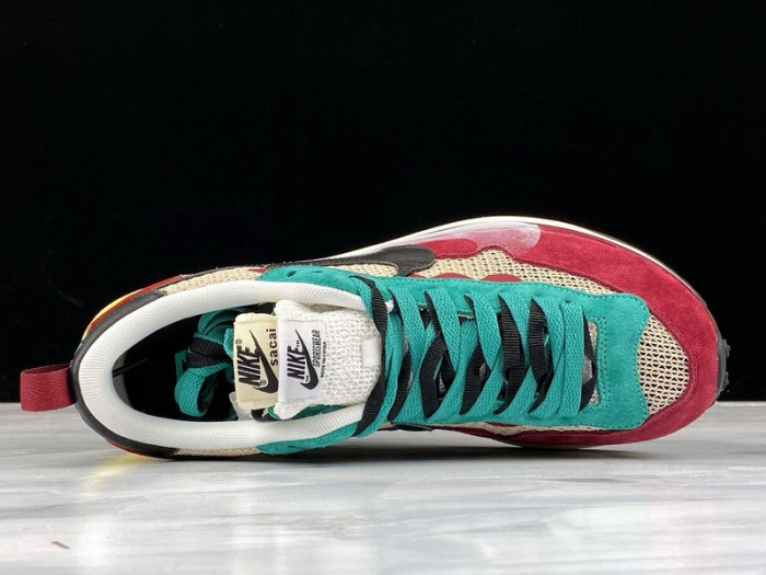 sacai x nike regasus vaporrly sp beige/purplish red-grass green bv0073-102